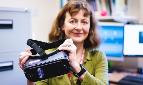 Nesta Reeve, Consultant Clinical Psychologist with NSFT and Clinical Lead for the Wellbeing service demonstrates the VR equipment